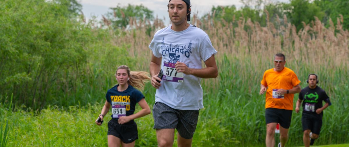 5K trail race runners