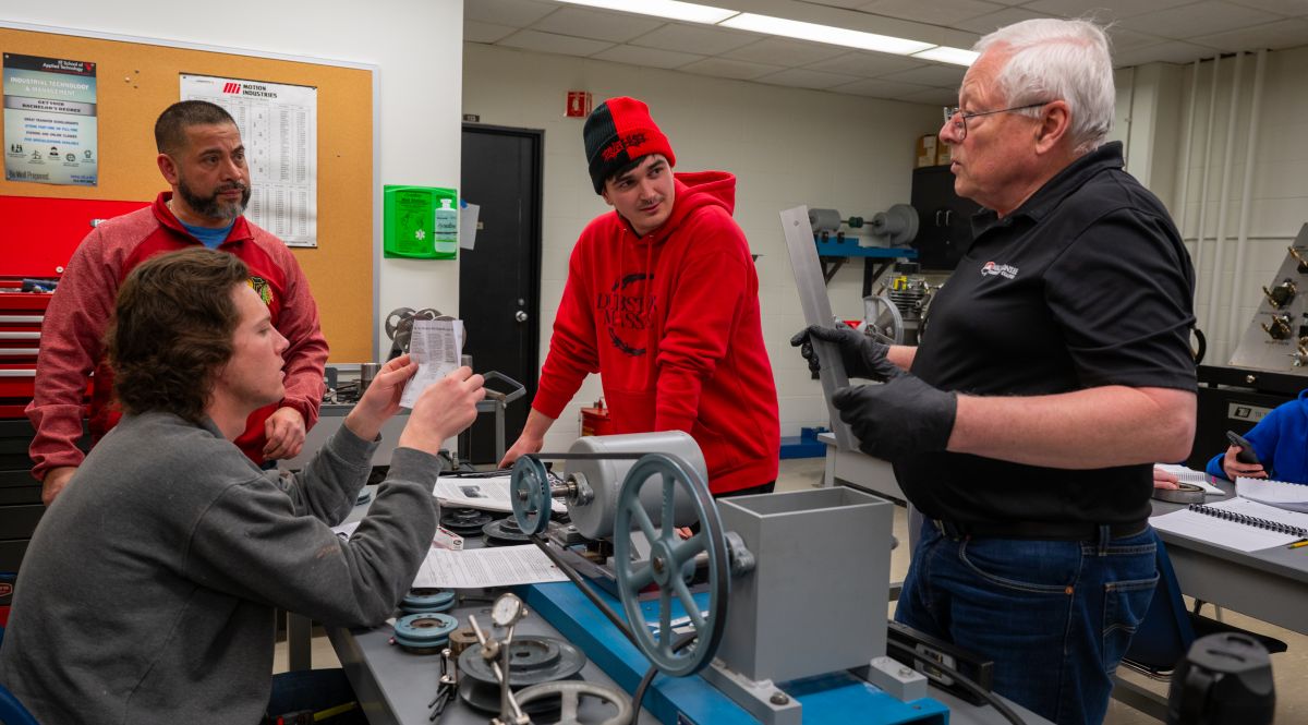 Instructor teaching Machine Fundamentals