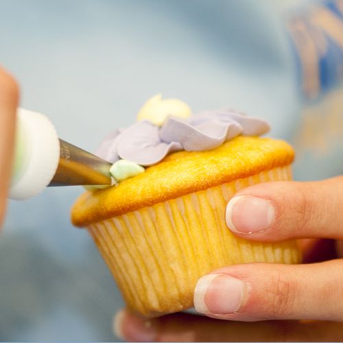 Decorating Cupcakes icing closeup L