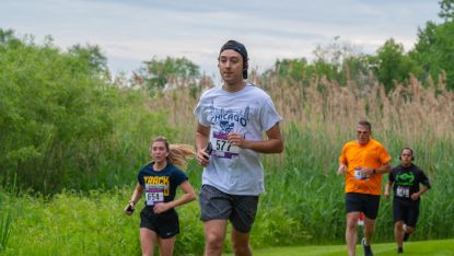 5K trail race runners